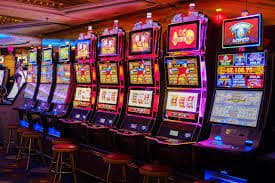 Pengguna menikmati pengalaman bermain sports dan casino di ponsel secara mobile di Indonesia